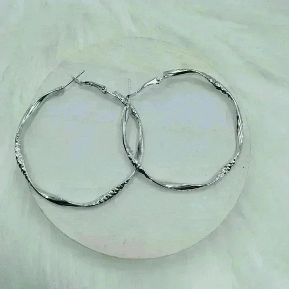 Women's Twisted Circle Design Hoop Earrings - Picture 3 of 4